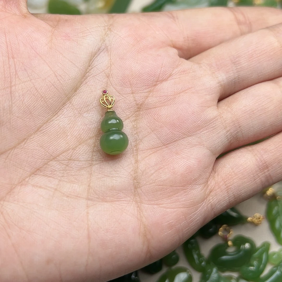 和田玉（碧玉）玉坠18K金镶嵌王***?