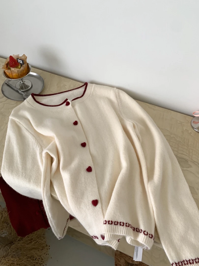 圆领心形扣毛衣外套女2025秋冬新款设计感软糯针织开衫