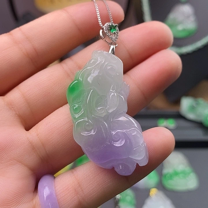 翡翠未镶嵌吊坠(赠链)