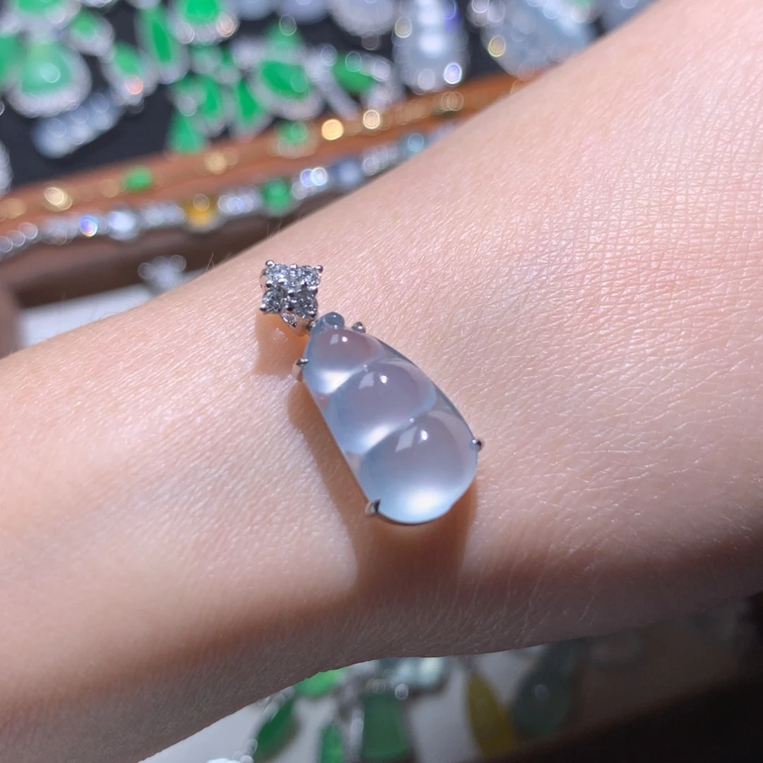 翡翠18K金镶嵌颈饰天空蓝荧光豆子