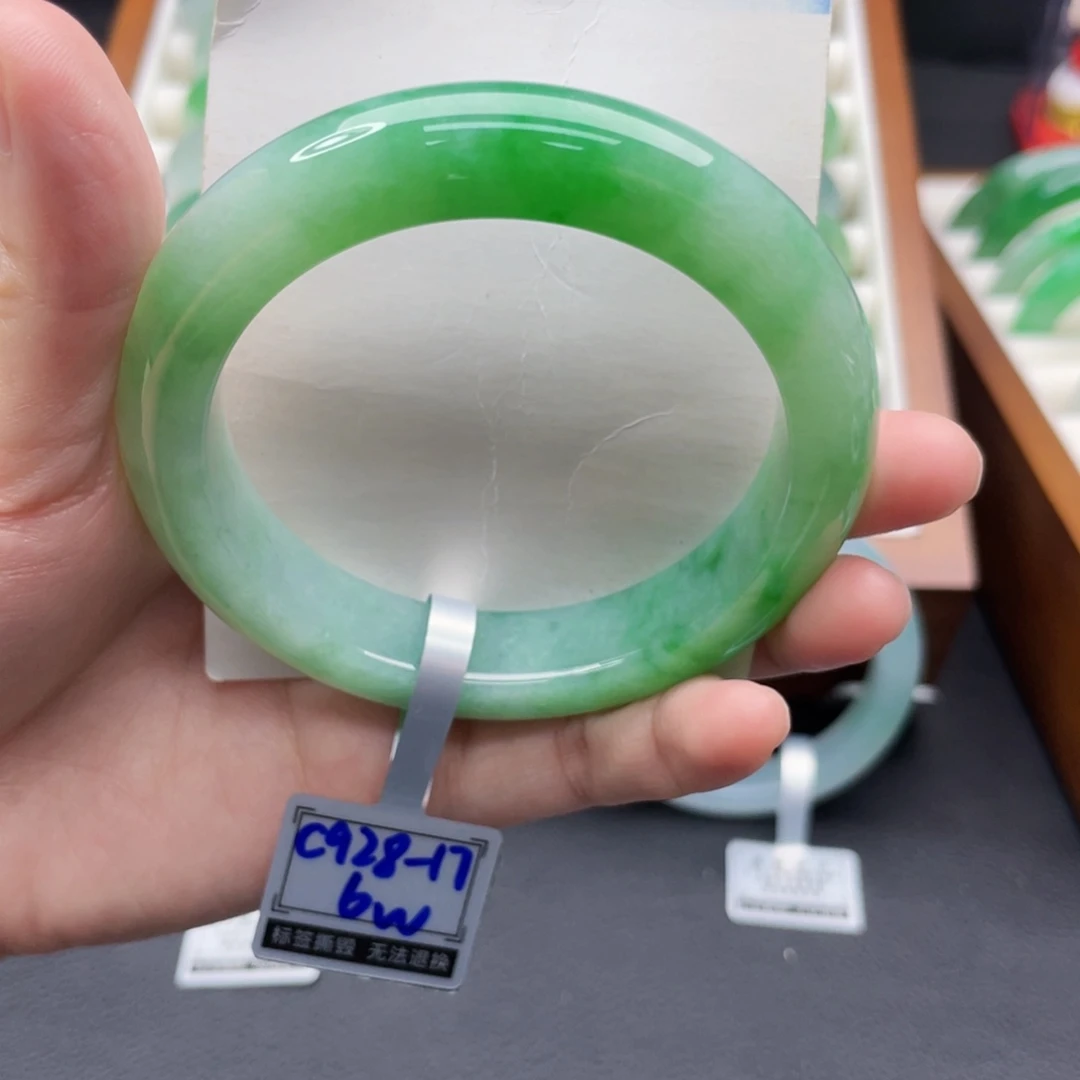 翡翠未镶嵌手镯56.5飘绿