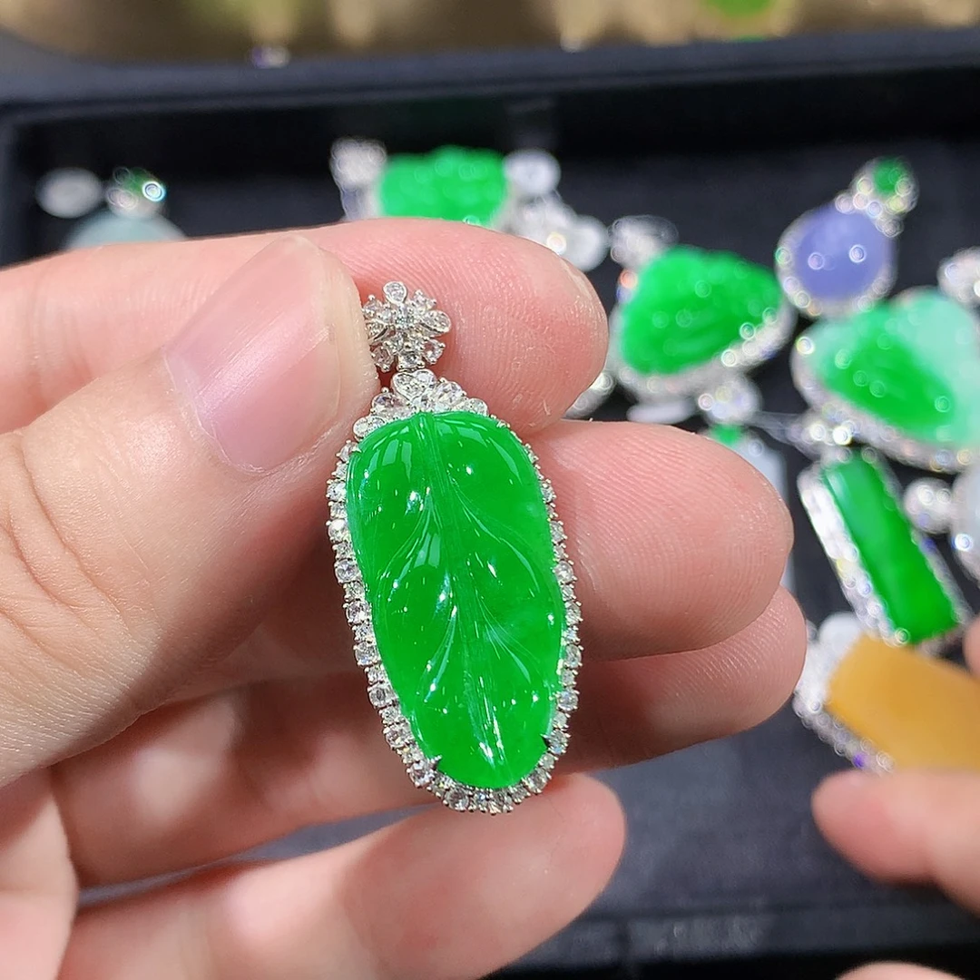 翡翠18K金镶嵌颈饰