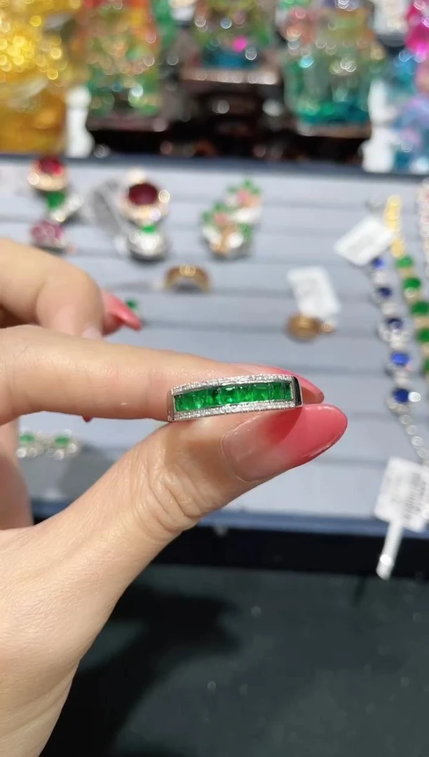 18K金镶嵌天然祖母绿戒指排戒