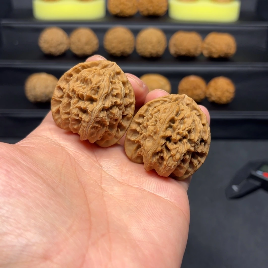 文玩核桃把件40三角白