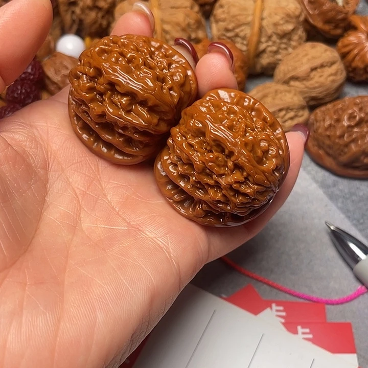 文玩核桃吊坠白狮子