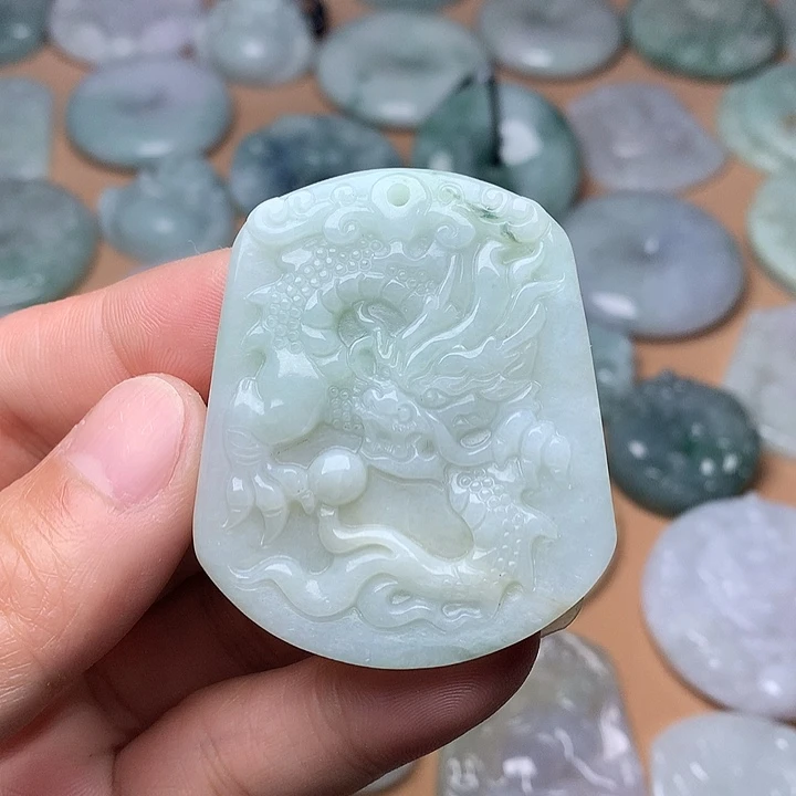 翡翠未镶嵌颈饰龙牌