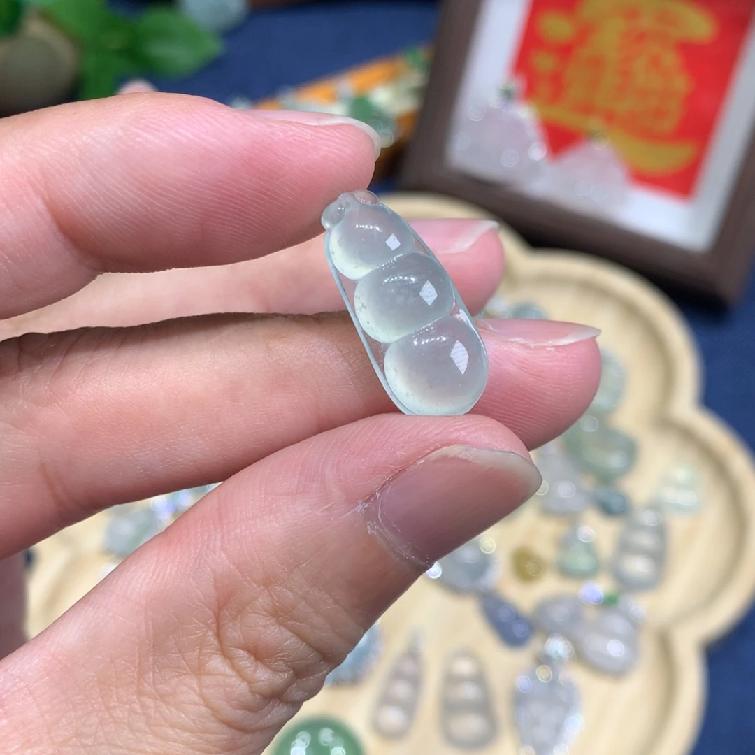 翡翠未镶嵌颈饰豆子