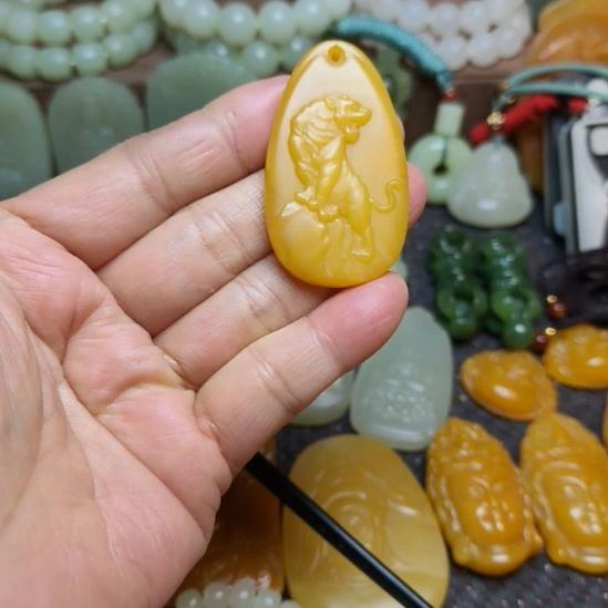 石英质玉（黄龙玉）未镶嵌颈饰