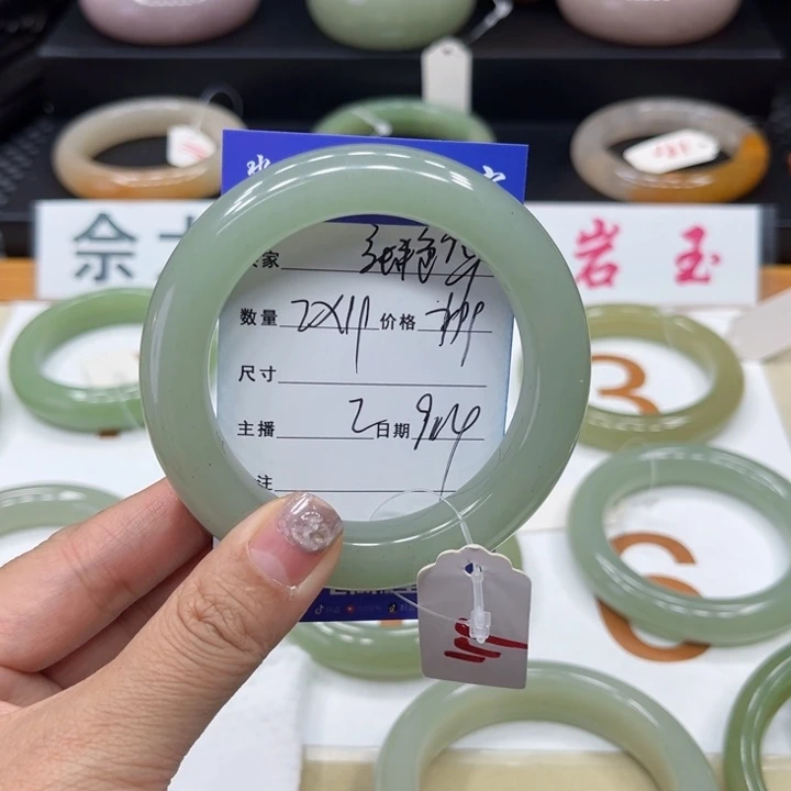 未镶嵌手镯石英质玉