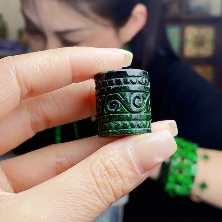 翡翠未镶嵌颈饰多样性