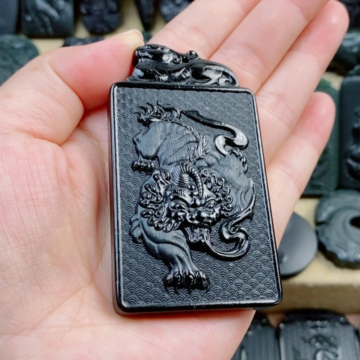 和田玉（青玉）未镶嵌颈饰双面雕刻