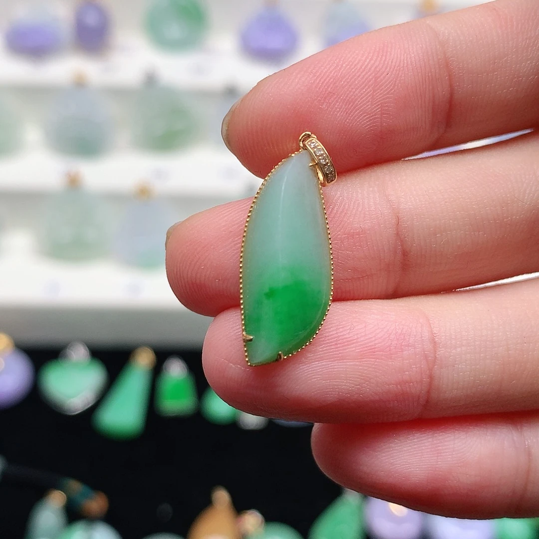 颈饰18K金镶嵌翡翠翡翠吊坠