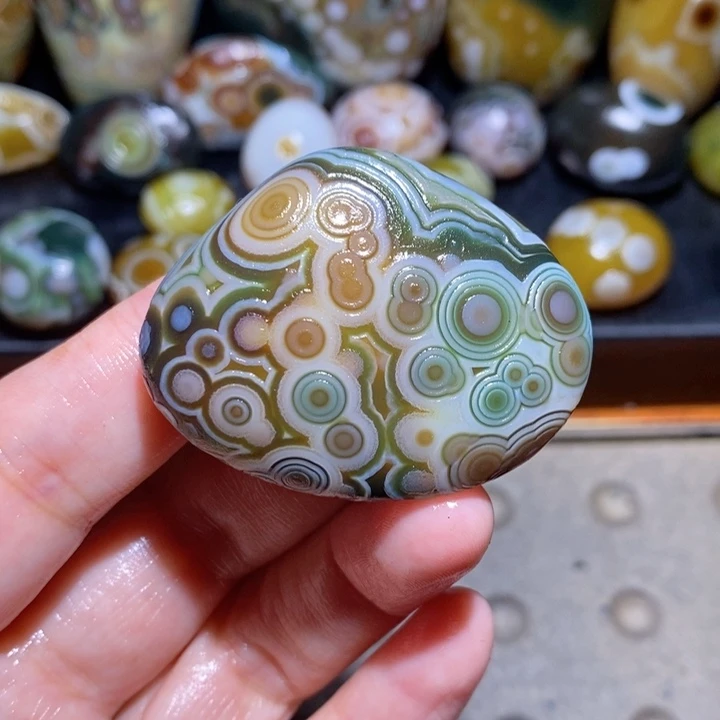 未镶嵌玛瑙/玉髓珠宝半成品卡**里