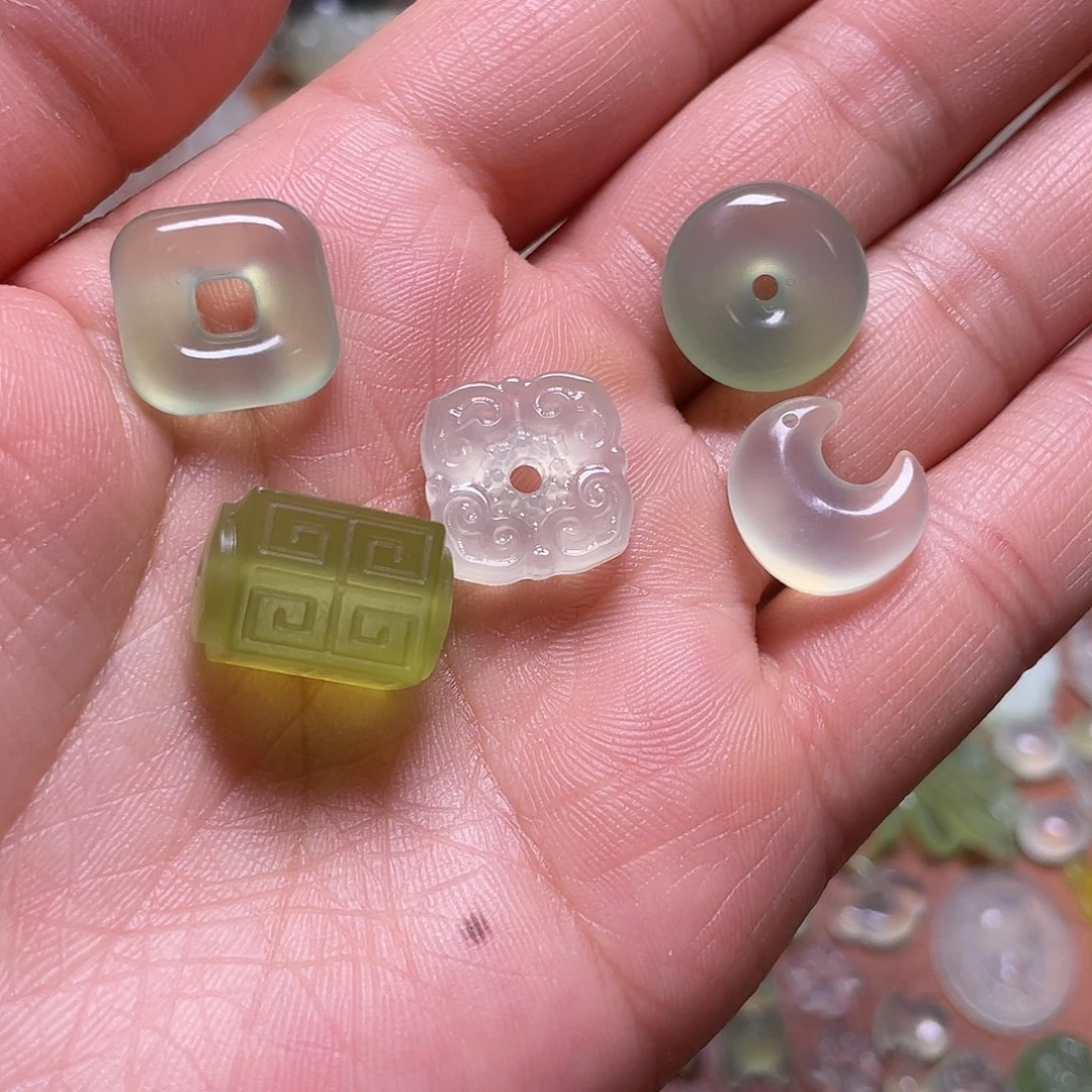 胖***鸦蛇纹石玉未镶嵌吊坠