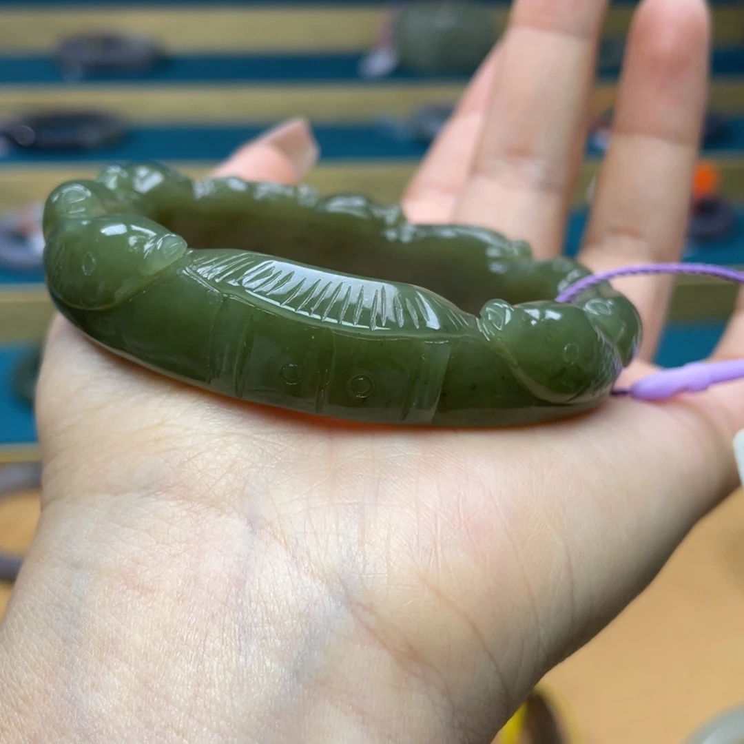 和田玉手镯60圈口。编号54未镶嵌