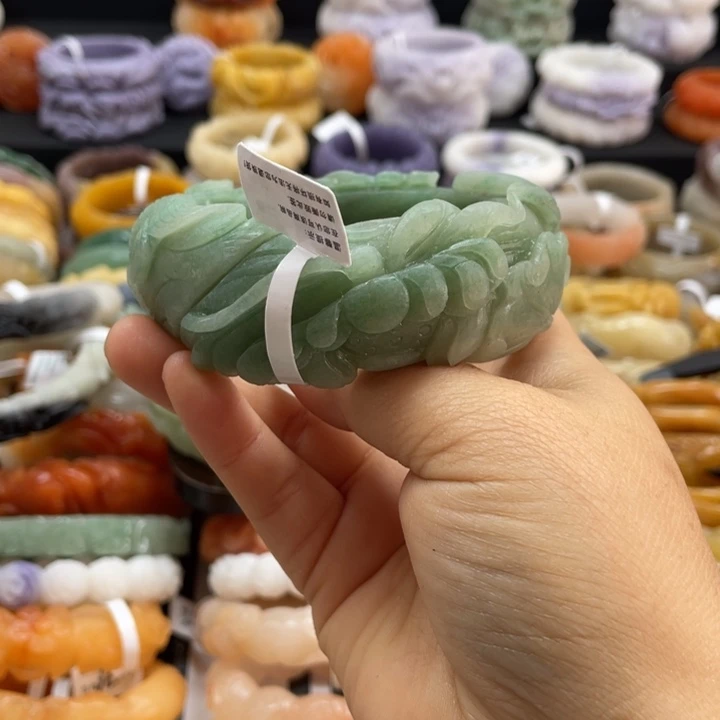 薇***岚石英质玉未镶嵌手镯