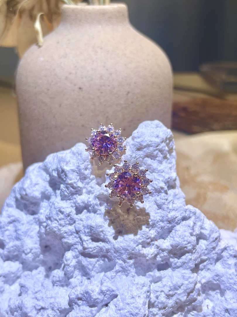 【高端嘉选】太阳花粉耳钉————T00