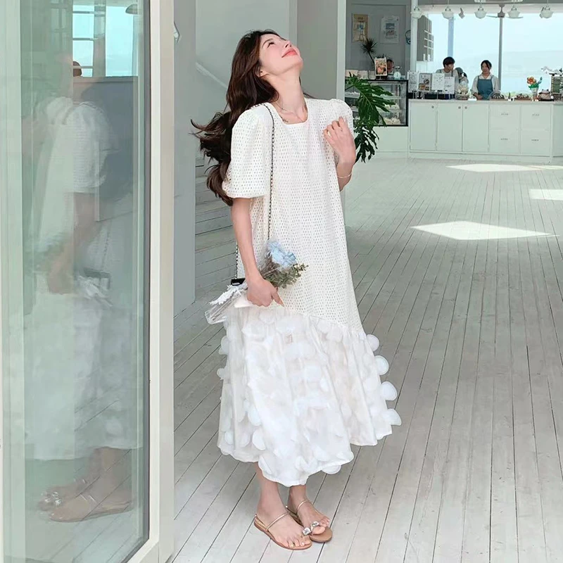 白色镂空设计感花瓣拼接连衣裙女夏季新款时尚不规则减龄初恋长裙