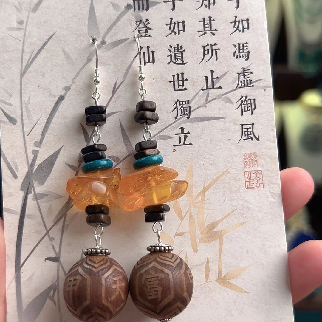 翡翠未镶嵌耳饰。，