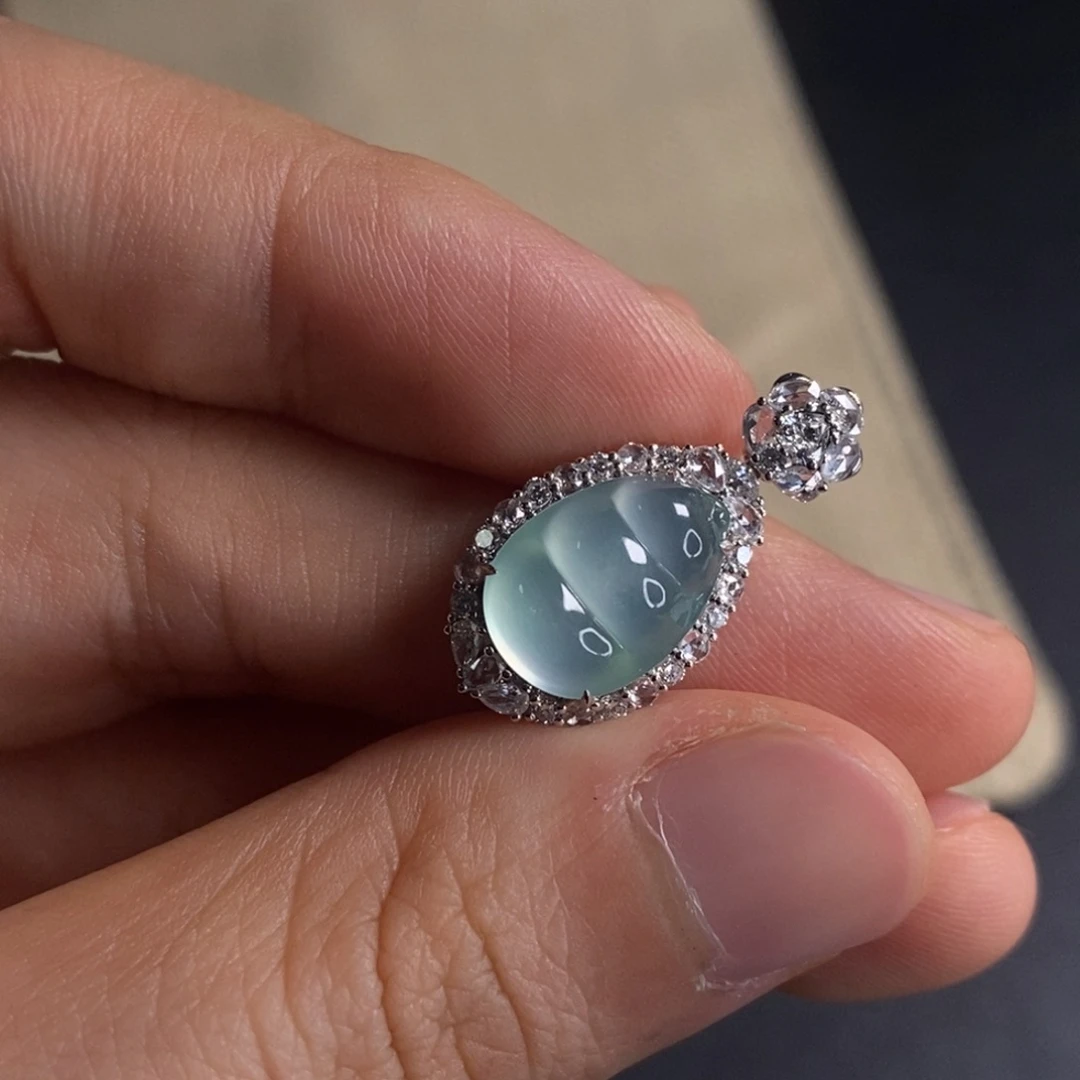 翡翠18K金镶嵌颈饰豆子