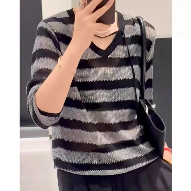 【镂空-黑灰】时尚长袖条纹设计感v领上衣女秋季新款减龄休闲打底衫