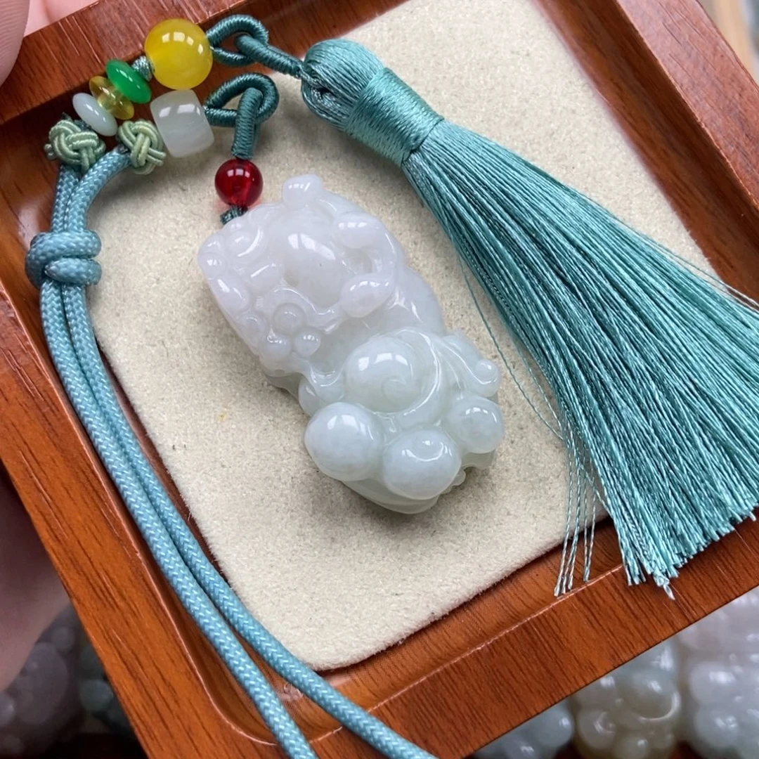 翡翠未镶嵌颈饰霸王