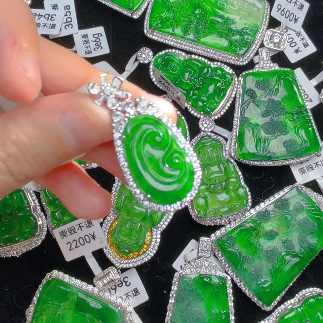 翡翠颈饰未镶嵌如意