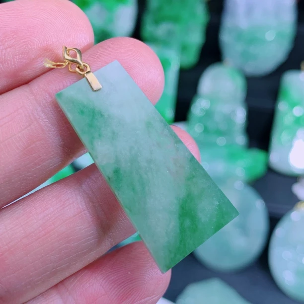 天然A货18k金飘绿翡翠平安牌 货号:315041 尺寸:41.6-16.5-2.5mm