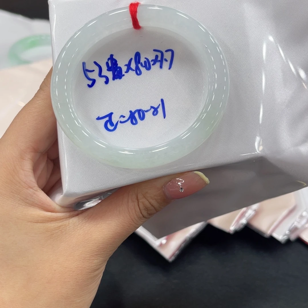 翡翠手镯未镶嵌翡翠