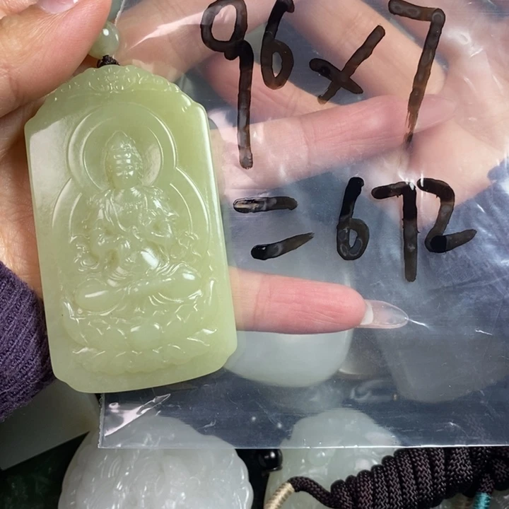 王***山和田玉未镶嵌颈饰