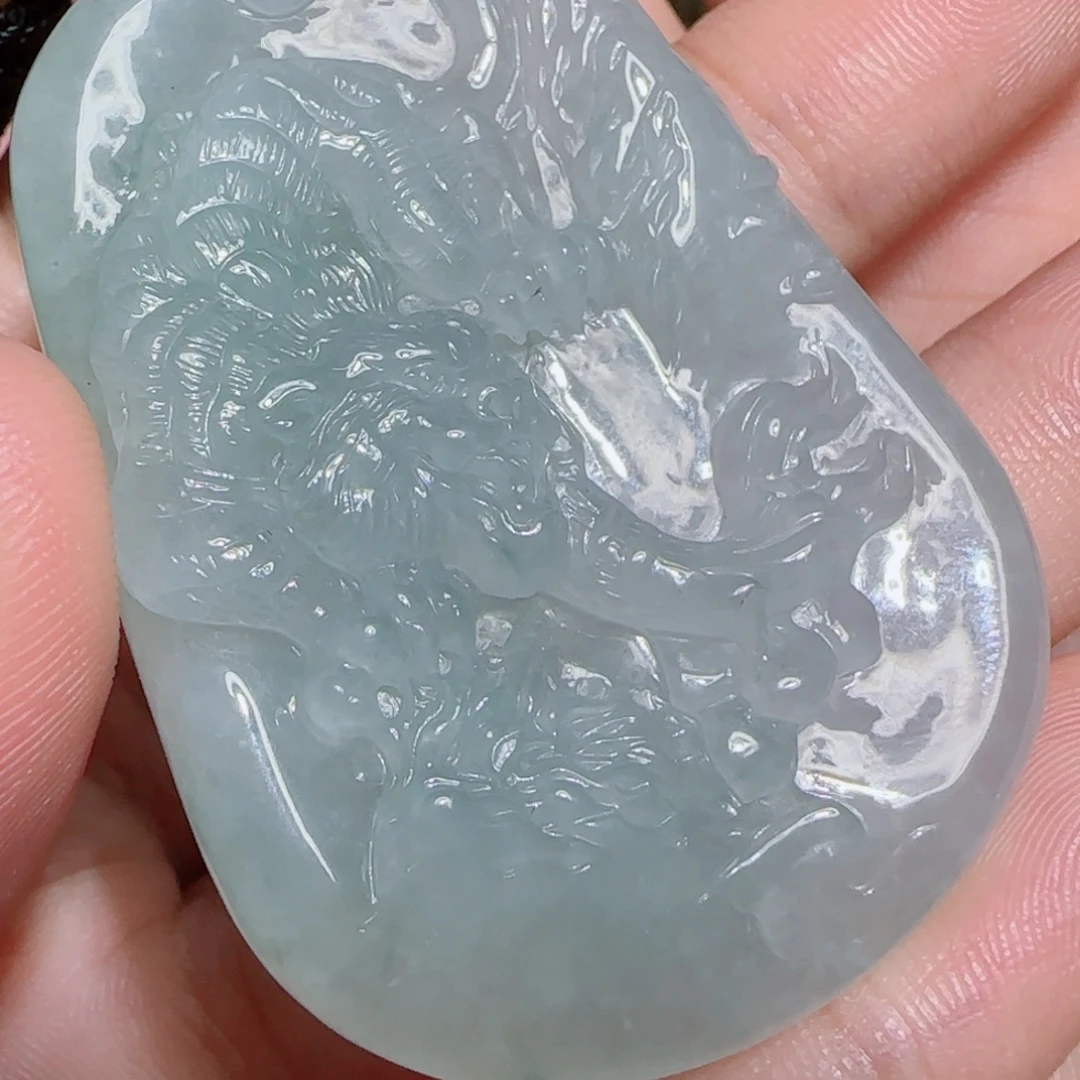 翡翠未镶嵌颈饰虎虎生威