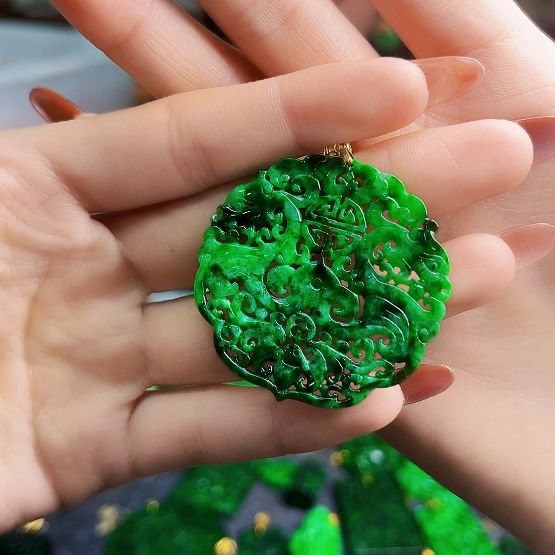 颈饰18K金镶嵌翡翠多样性