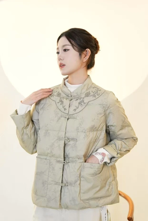 【小芬定制款】9532冬季百搭特色网红女装短款刺绣保暖羽绒服