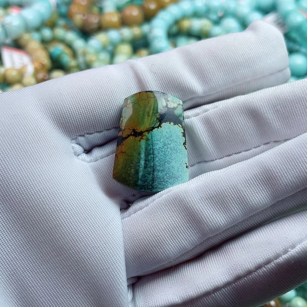 自***然绿松石未镶嵌珠宝奇石