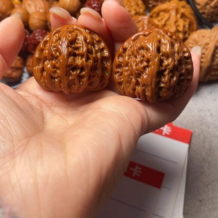 文玩核桃吊坠白狮子