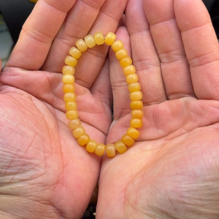 小***）石英质玉未镶嵌黄蜡石手串