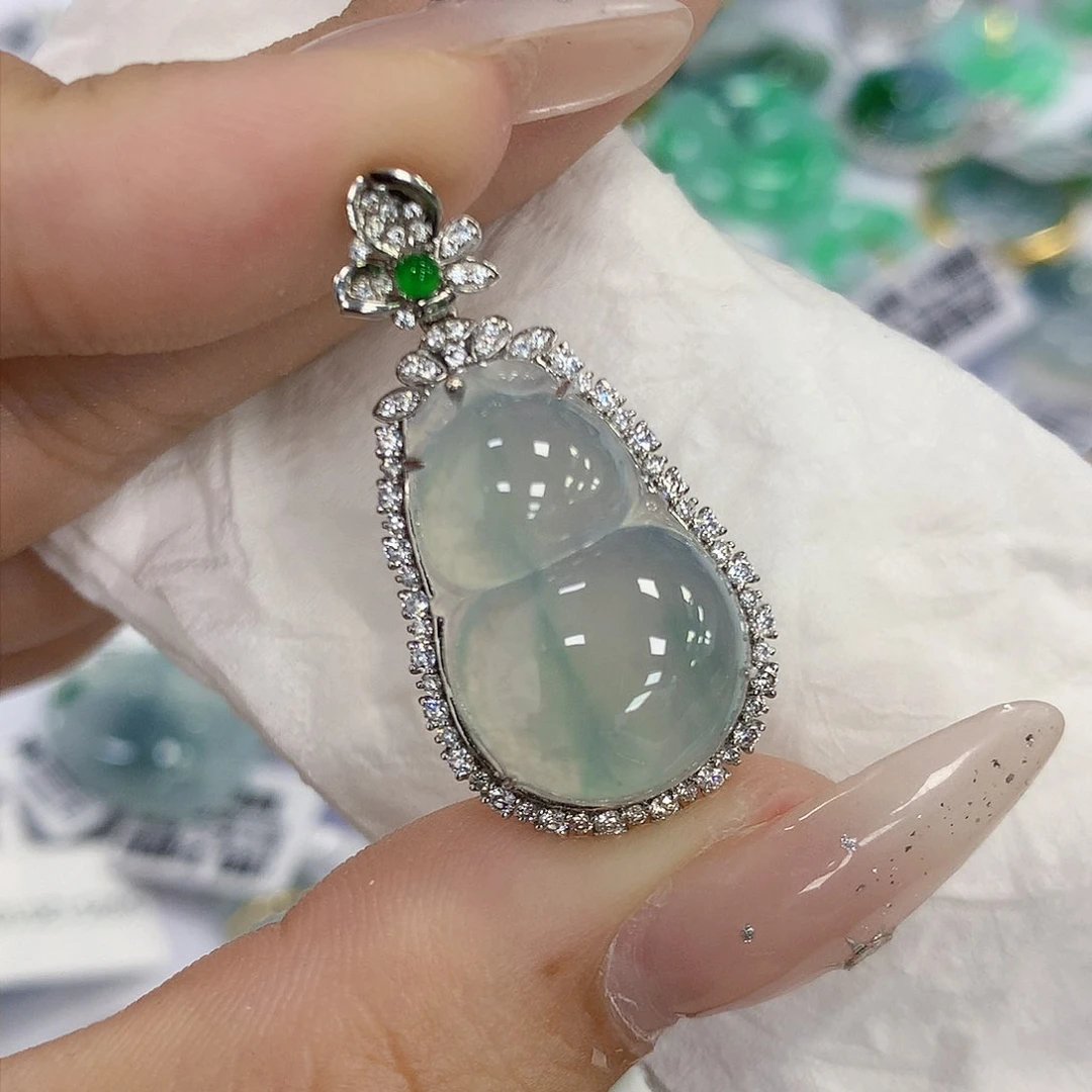 颈饰18K金镶嵌翡翠