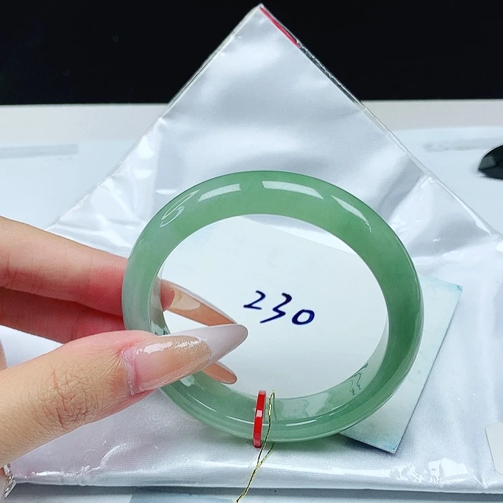 翡翠手镯未镶嵌53圈