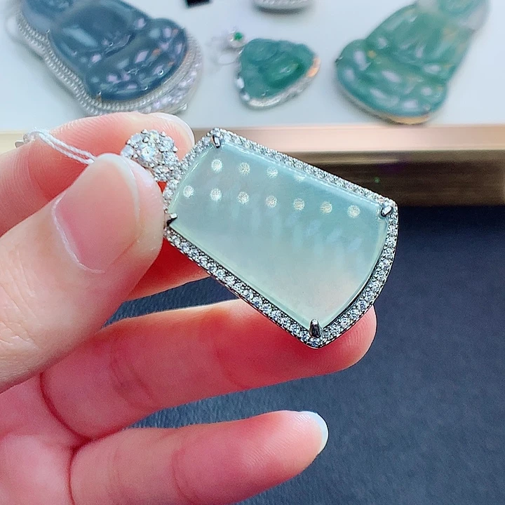 翡翠颈饰未镶嵌翡翠