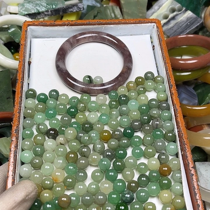 未镶嵌透闪石质玉珠宝奇石路*