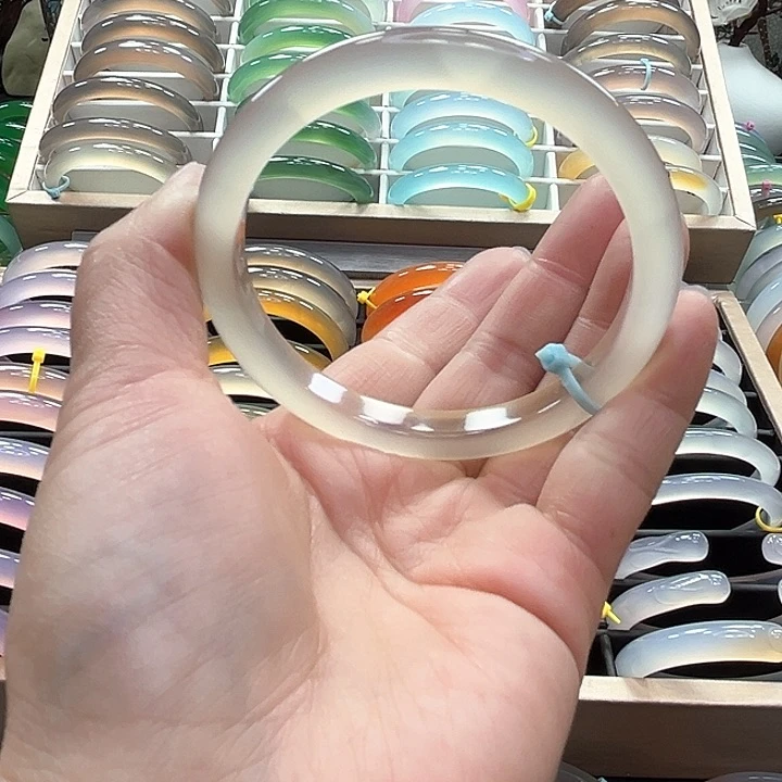 玛瑙/玉髓手镯未镶嵌明***么