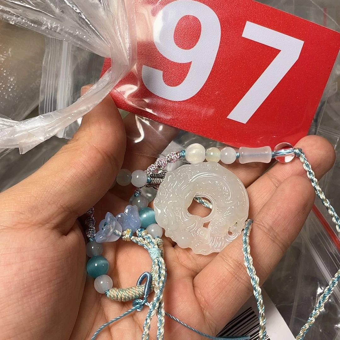 蛇纹石玉颈饰合金