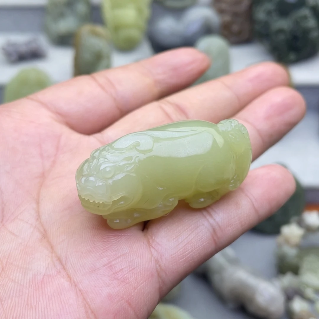 在***呀和田玉未镶嵌颈饰