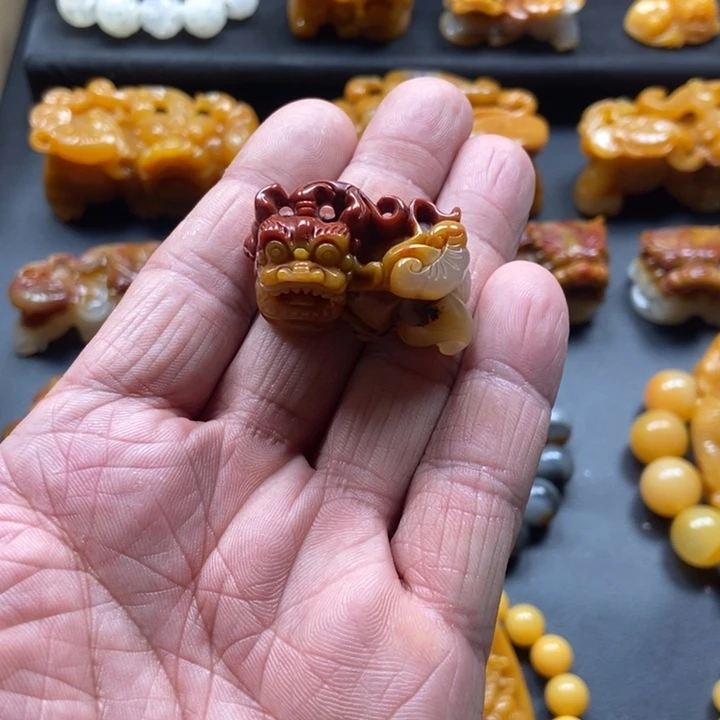 石英质玉（黄龙玉）未镶嵌颈饰