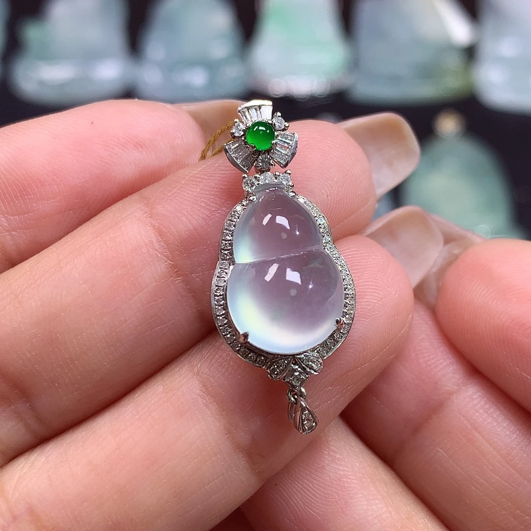 翡翠18K金镶嵌颈饰葫芦