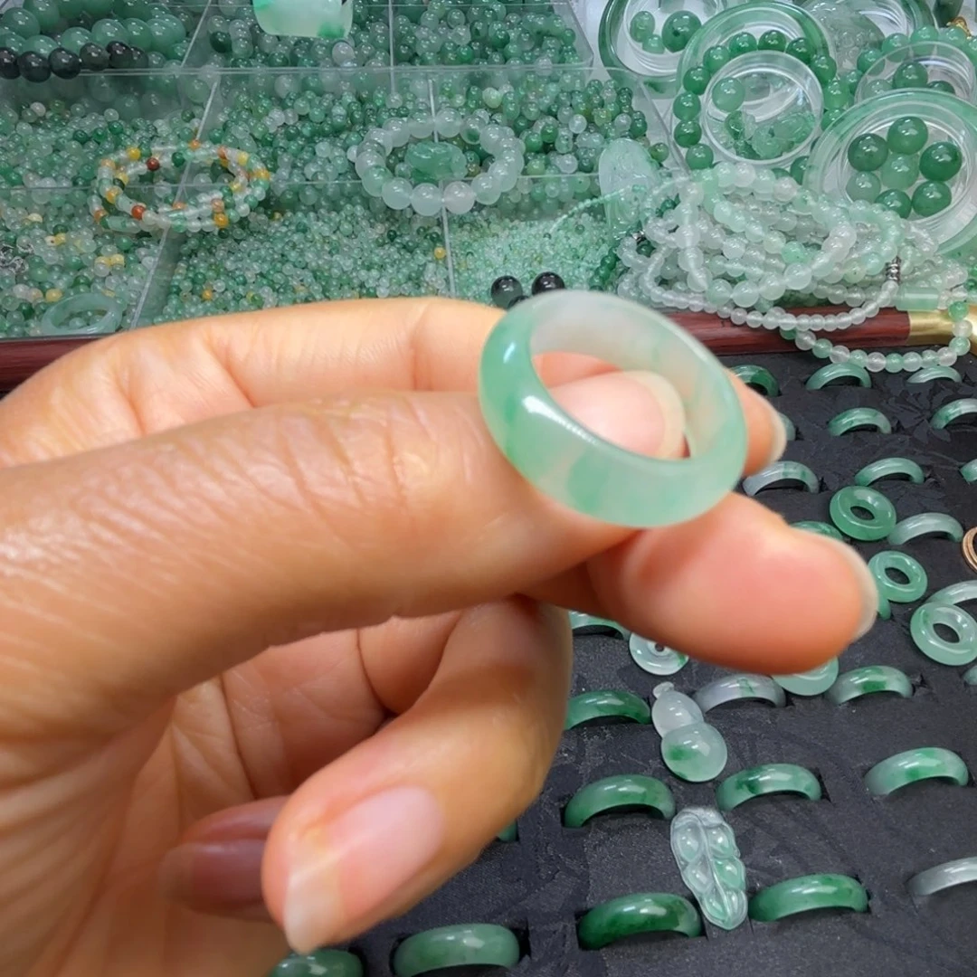 石英质玉（非洲翠）未镶嵌散珠飘花戒指