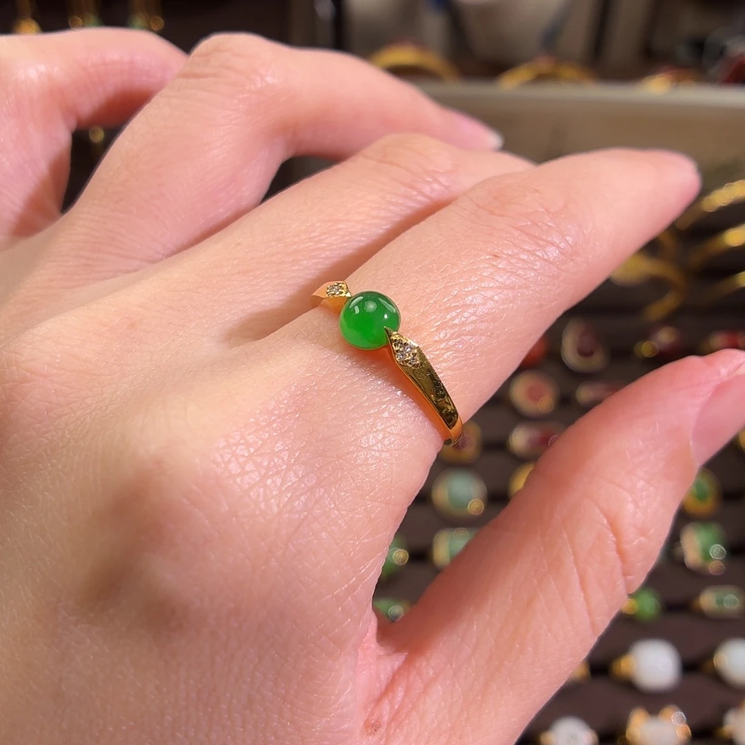 颈饰18K金镶嵌翡翠