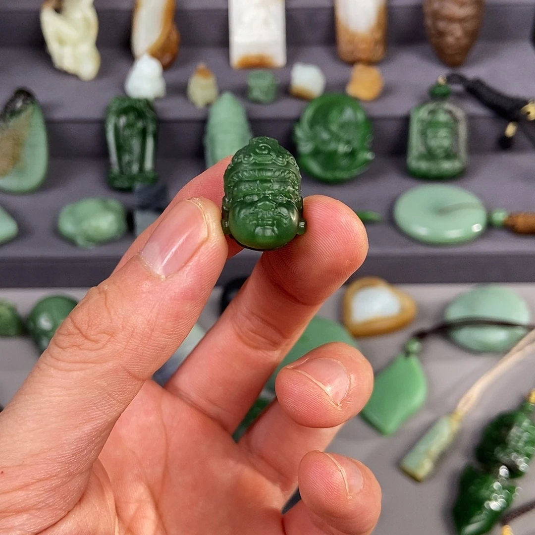 你***景和田玉未镶嵌颈饰