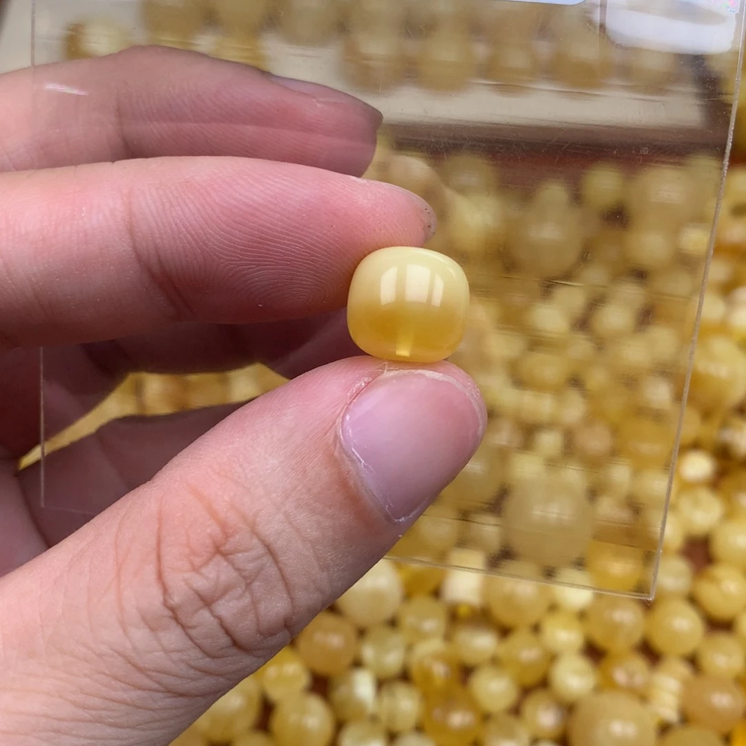 未镶嵌琥珀裸石111卡11.5
