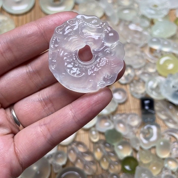 蛇纹石玉颈饰未镶嵌